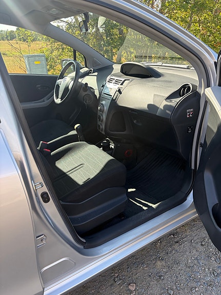 Toyota Yaris 5 of 6