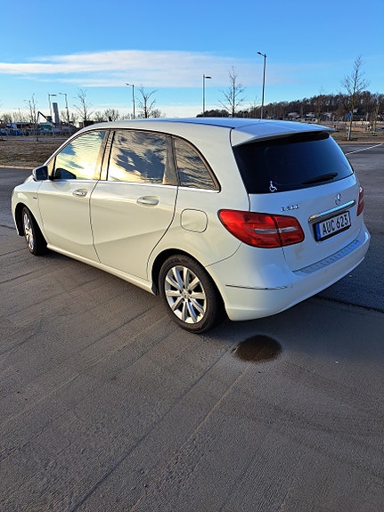 Mercedes-Benz B200 3 of 8