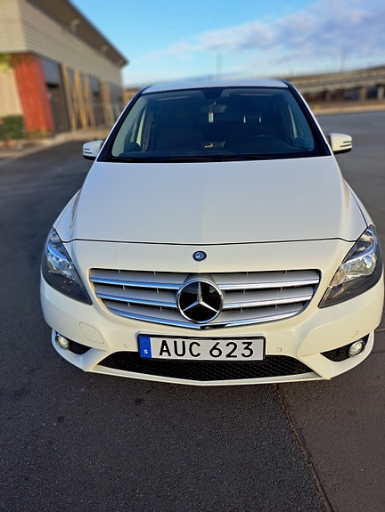Mercedes-Benz B200 2 of 8