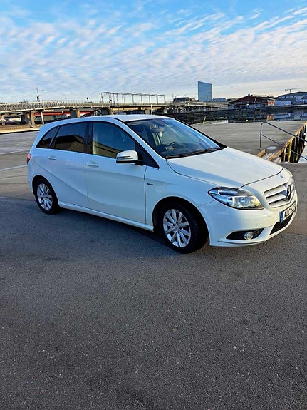 Mercedes-Benz B200 4 of 8