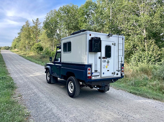 Land Rover Defender 110 2 of 14