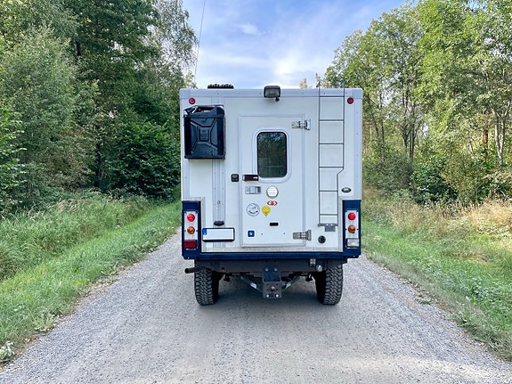 Land Rover Defender 110 8 of 14