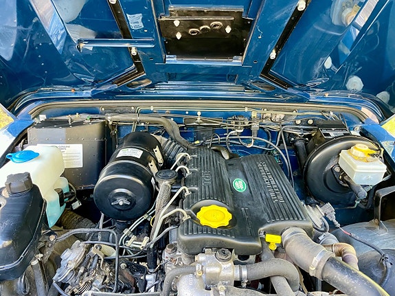 Land Rover Defender 110 4 of 14