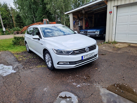 Volkswagen Passat 2 of 8