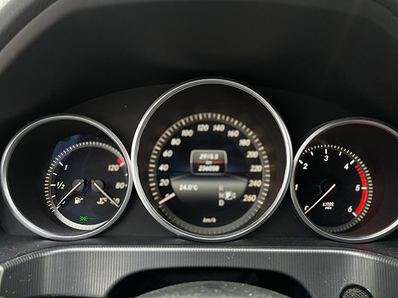 Mercedes-Benz E220 13 of 15
