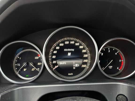 Mercedes-Benz E220 11 of 15