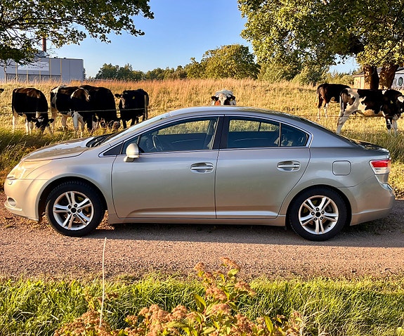 Toyota Avensis 2 of 5