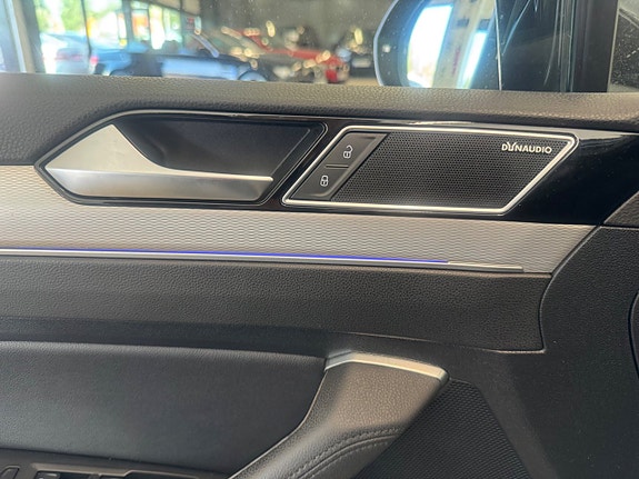 Volkswagen Passat 12 of 17