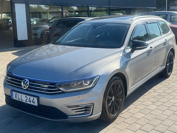 Volkswagen Passat 2 of 17
