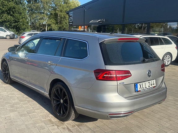 Volkswagen Passat 4 of 17
