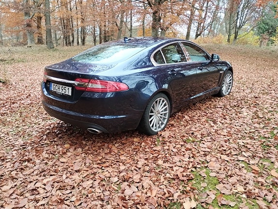 Jaguar XF 2 of 5