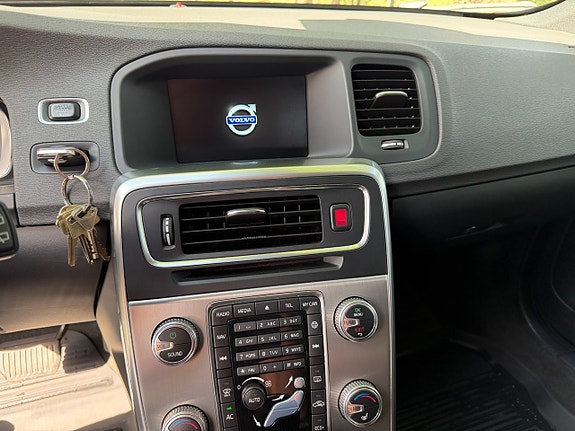Volvo V60 Cross Country 10 of 13