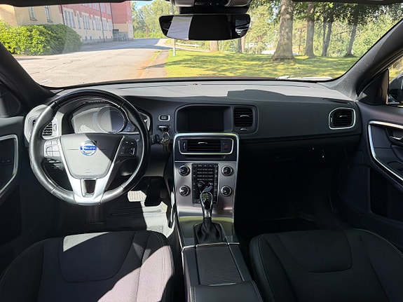 Volvo V60 Cross Country 8 of 13