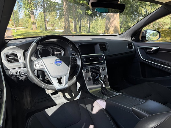 Volvo V60 Cross Country 7 of 13