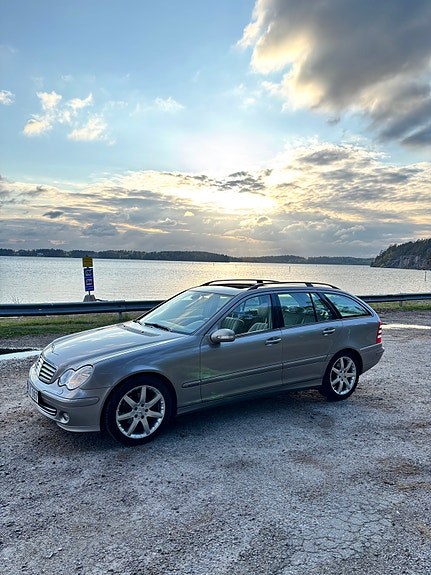 Mercedes-Benz C180 2 of 10
