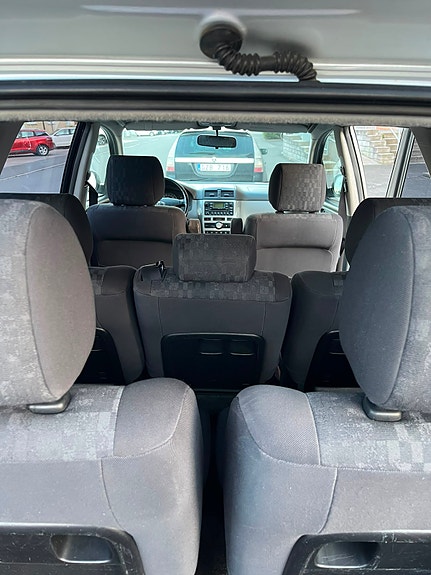 Toyota Avensis Verso 13 of 20