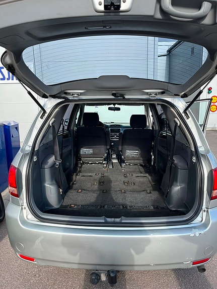 Toyota Avensis Verso 16 of 20