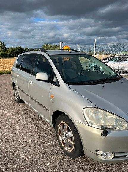 Toyota Avensis Verso 6 of 20