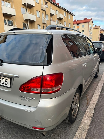 Toyota Avensis Verso 8 of 20