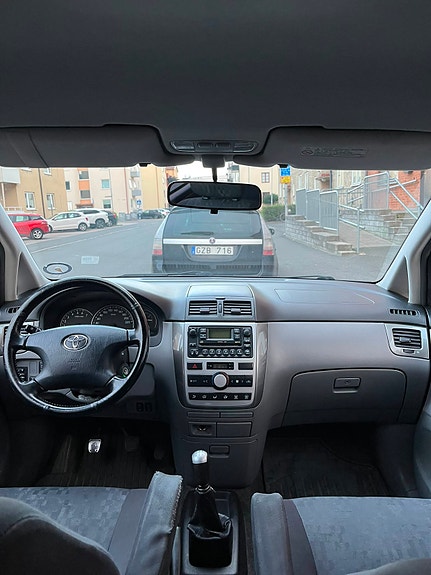 Toyota Avensis Verso 9 of 20