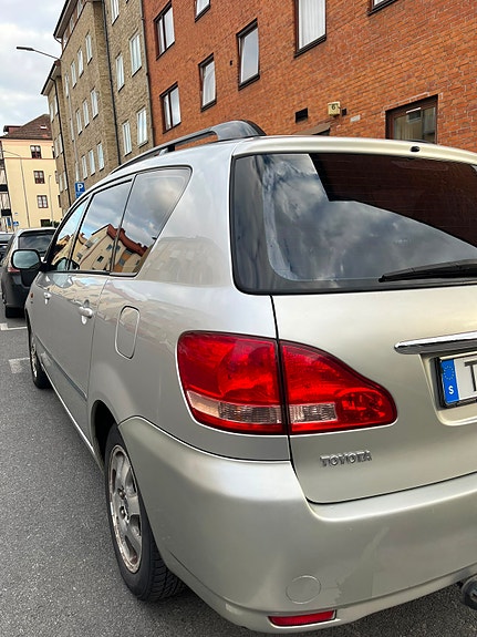 Toyota Avensis Verso 7 of 20