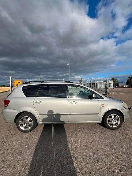 Toyota Avensis Verso 2 of 20