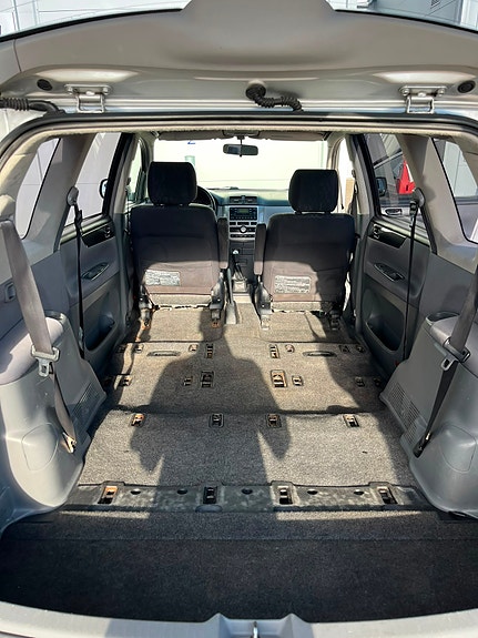 Toyota Avensis Verso 15 of 20