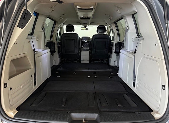 Lancia Voyager 13 of 16