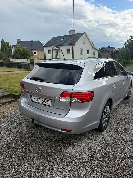 Toyota Avensis 2 of 5