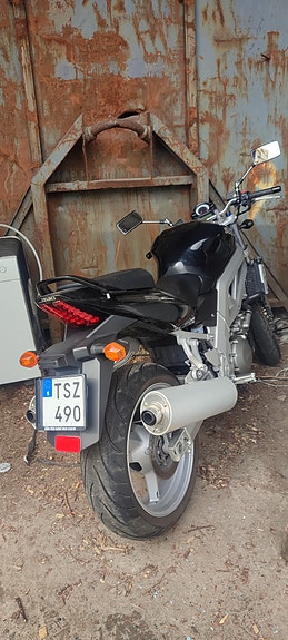 Suzuki SV1000 3 of 6