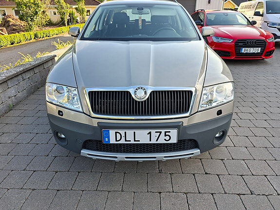 Skoda Octavia Scout 2 of 6