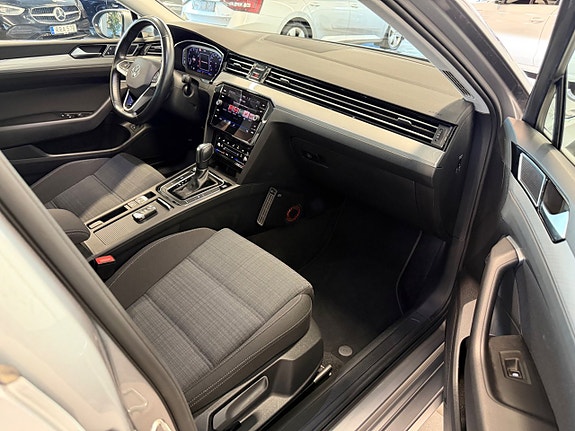 Volkswagen Passat 9 of 12