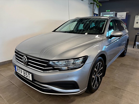 Volkswagen Passat 2 of 12