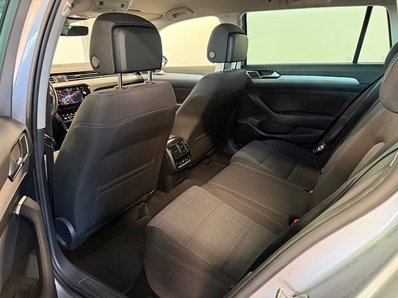 Volkswagen Passat 10 of 12