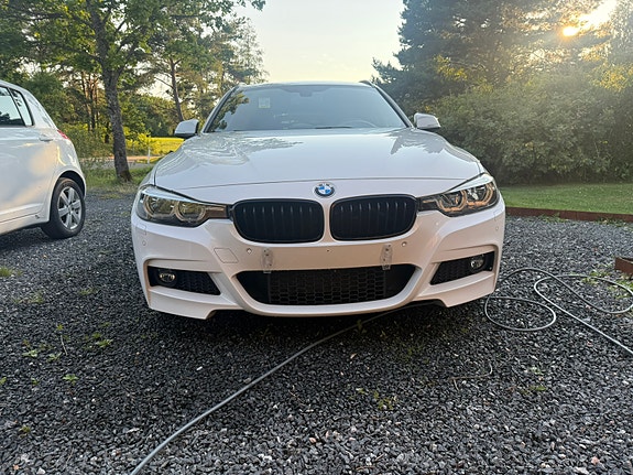 BMW 330i 2 of 17