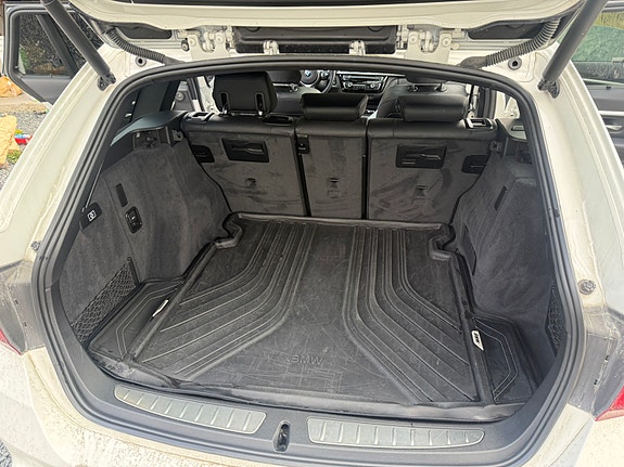 BMW 330i 7 of 17