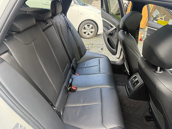 BMW 330i 12 of 17
