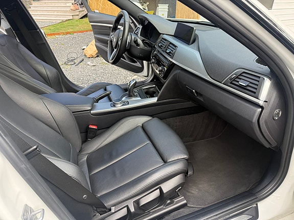 BMW 330i 11 of 17