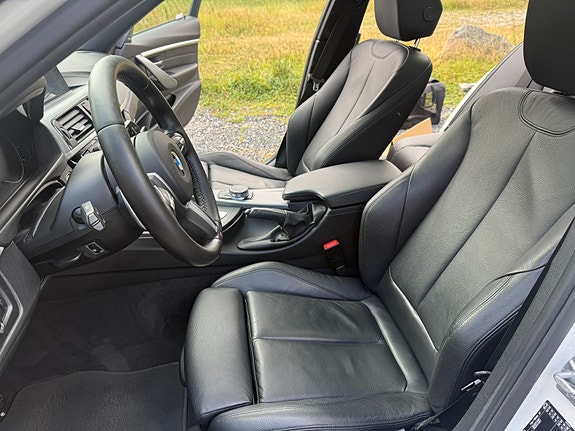 BMW 330i 10 of 17