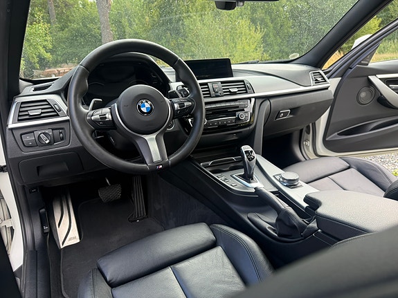 BMW 330i 9 of 17