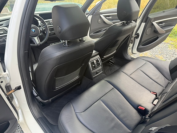 BMW 330i 8 of 17