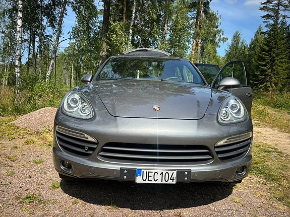 Porsche Cayenne S 2 of 7