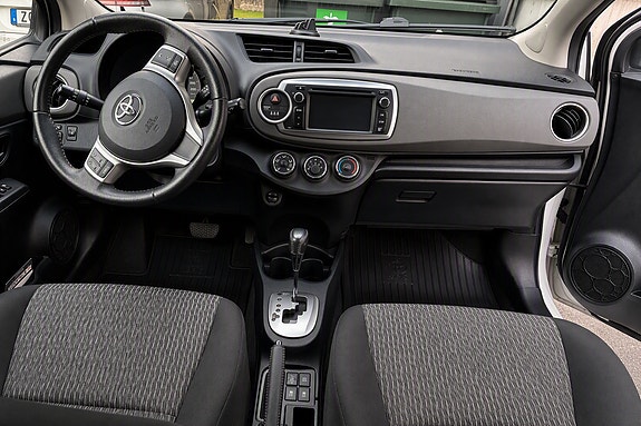 Toyota Yaris 7 of 9