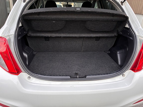 Toyota Yaris 6 of 9