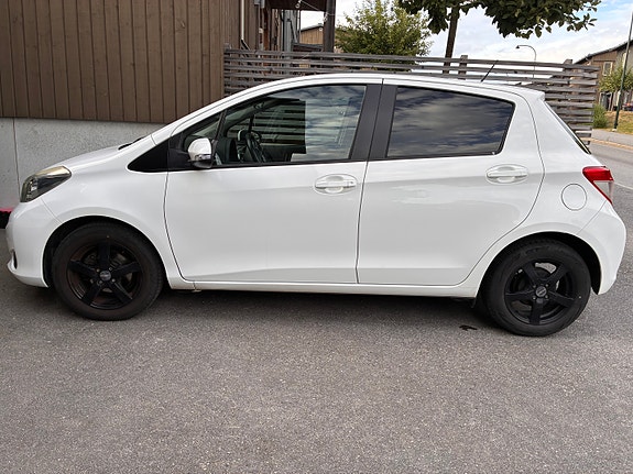 Toyota Yaris 3 of 9