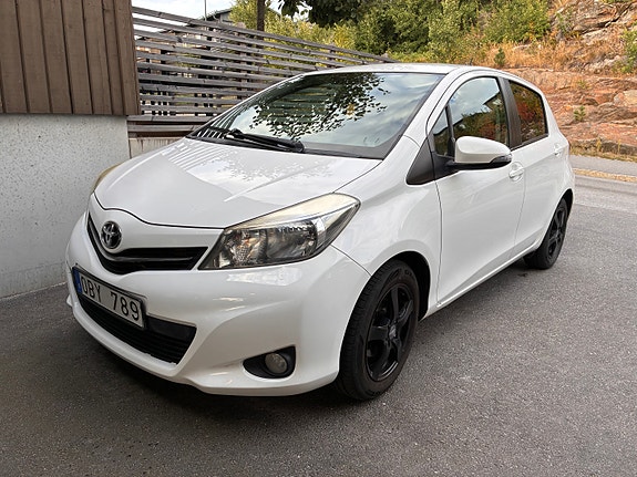 Toyota Yaris 2 of 9
