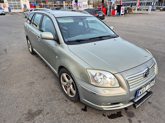 Toyota Avensis 2 of 8