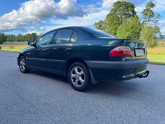 Toyota Avensis 2 of 9