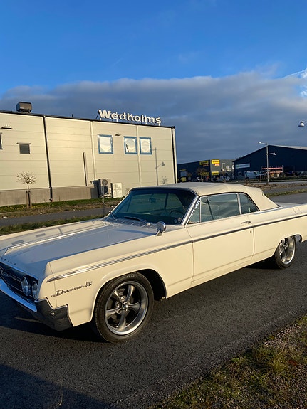 Oldsmobile Dynamic 88 2 of 6