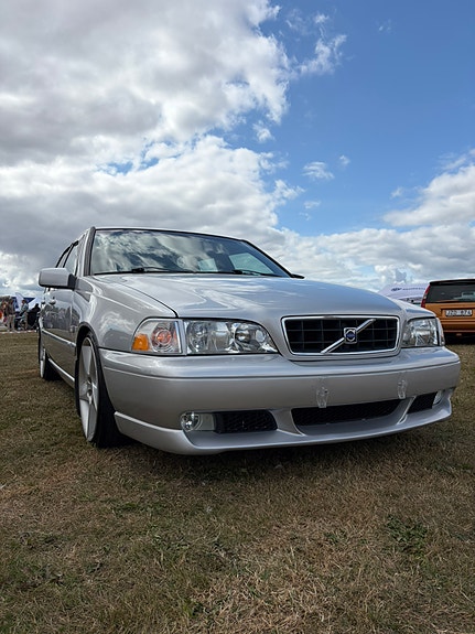 Volvo V70 2 of 9